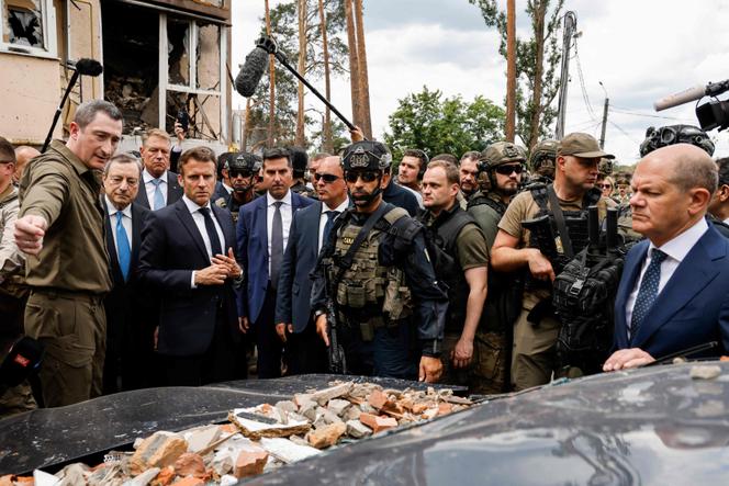Le président du conseil italien, Mario Draghi (2e, gauche), le président français, Emmanuel Macron (3e, gauche), et le chancelier allemand, Olaf Scholz (à droite), en visite à Irpine, le 16 juin 2022.