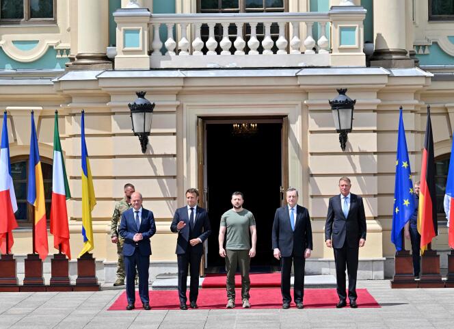 De gauche à droite : Olaf Scholz, Emmanuel Macron, Volodymyr Zelensky, Mario Draghi et le président roumain, Klaus Iohannis, sur le parvis du palais présidentiel, le 16 juin, à Kiev.