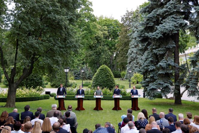 Le président roumain Klaus Iohannis, le premier ministre italien Mario Draghi, le président ukrainien Volodymyr Zelensky, le président français Emmanuel Macron et le chancelier allemand Olaf Scholz tiennent une conférence de presse à Kiev, le 16 juin 2022.