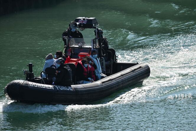 Migrantes en un bote, luego de ser recogidos en el mar mientras intentaban cruzar el Canal de la Mancha, son llevados al puerto deportivo en Dover, sureste de Inglaterra, el 16 de junio de 2022.