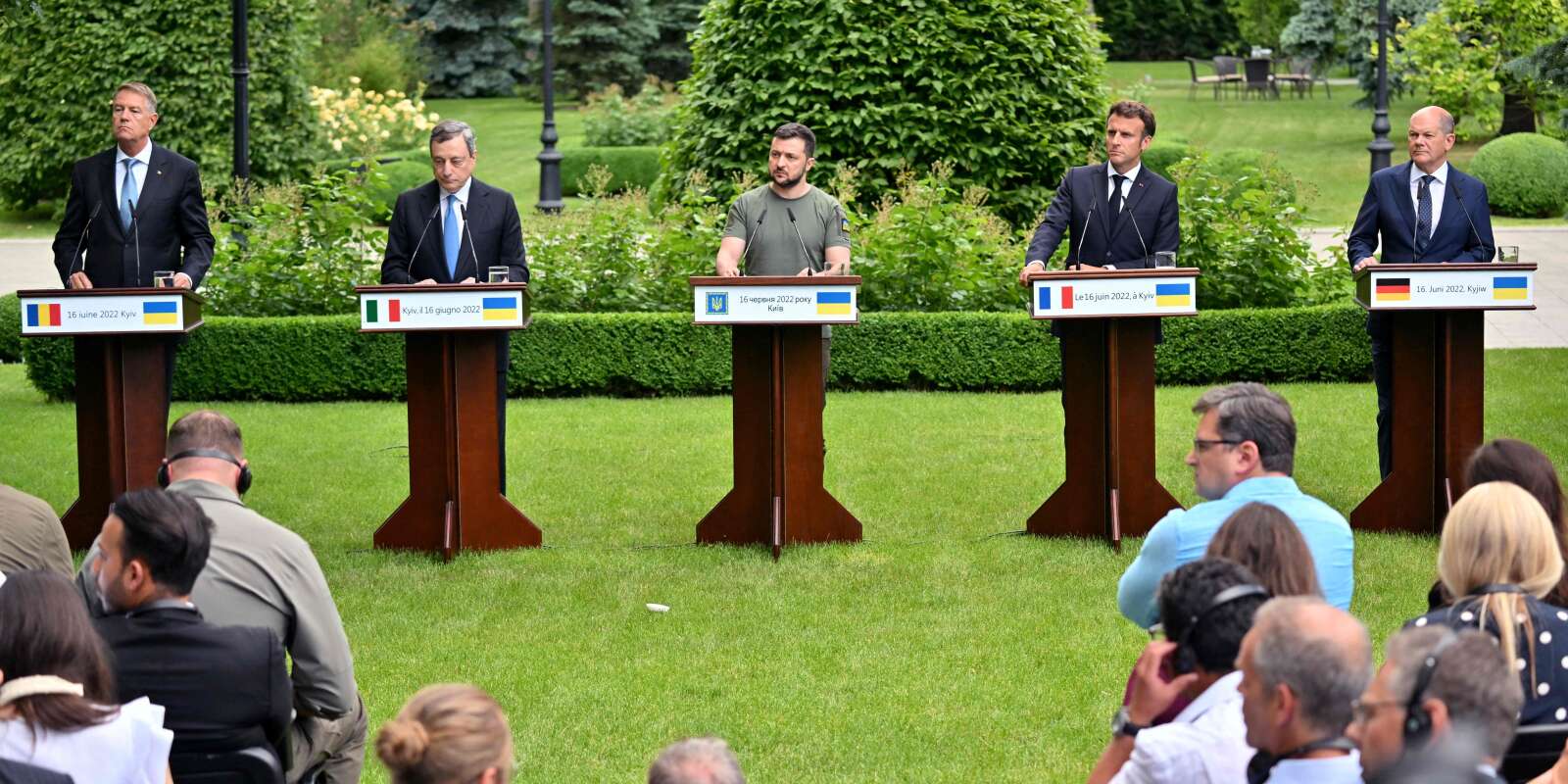 Le président ukrainien Volodymyr Zelensky (au centre), entouré, de gauche à droite, par le président roumain Klaus Iohannis, le premier ministre italien Mario Draghi, le président français Emmanuel Macron et le chancelier allemand Olaf Scholz, lors d’une conférence de presse à Kiev, le 16 juin 2022.
