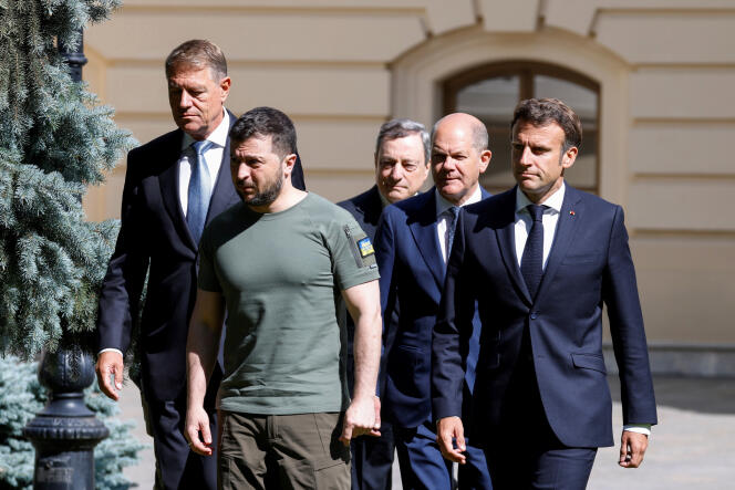 Emmanuel Macron, à droite ; le président roumain, Klaus Iohannis, à gauche ; le premier ministre italien, Mario Draghi, au centre ; le président ukrainien, Volodymyr Zelensky, deuxième à gauche ; et le chancelier allemand, Olaf Scholz, à Kiev, jeudi 16 juin 2022. 