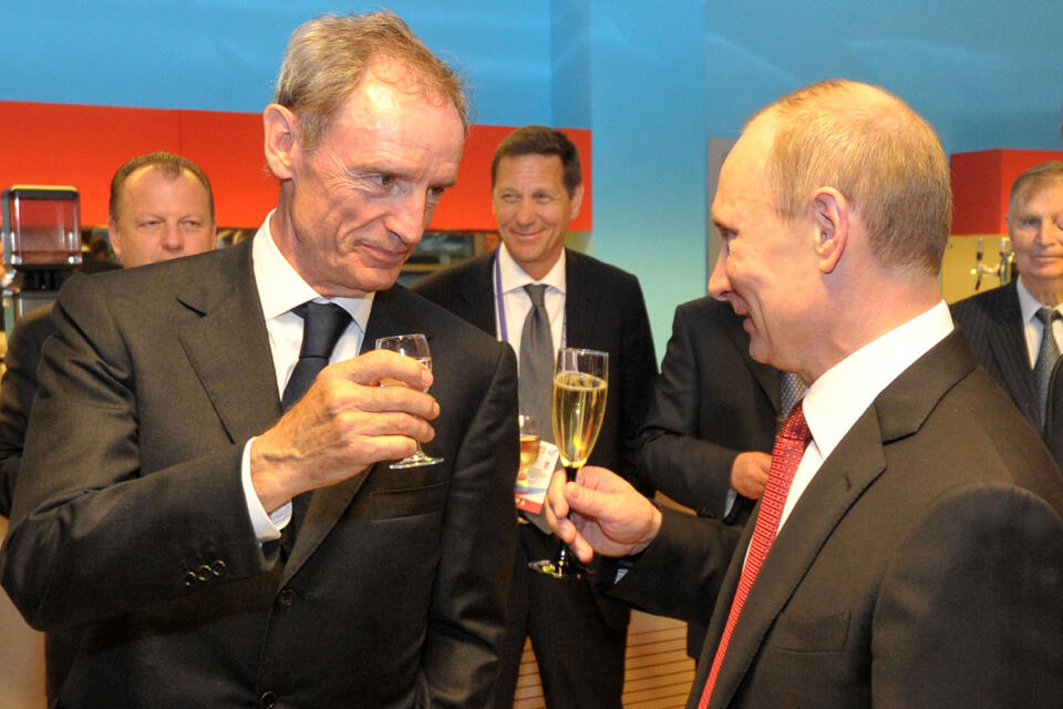 Russia's President Vladimir Putin (R) toasts with the head of the International Olympic Committee's coordination commission for the Sochi Games, Jean-Claude Killy ((L) during a reception to mark the All-Russian ice hockey festival among amateur teams at Megasport Arena in Moscow, May 7, 2012. Putin played for Team of the Russian Amateur Ice Hockey League, which competed with the Russian Legends Team. AFP PHOTO/ RIA-NOVOSTI/ ALEXEI NIKOLSKY