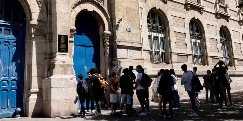 Des élèves de Première attendent le début de l’épreuve devant le lycée Voltaire à Paris, le 16 juin 2022.
