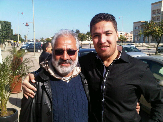 L’ancien champion de kickboxing Zakaria Moumni posant avec Taib Madmad, un membre de l’association marocaine des droits de l’homme, à sa sortie de prison dans la ville de Sale, au nord-est de Rabat,  le 4 février 2012.