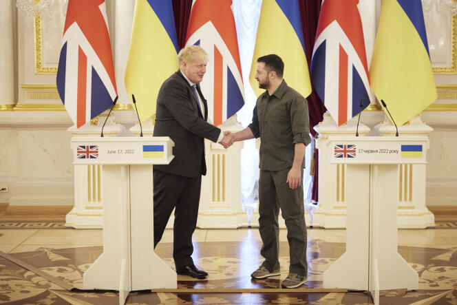 Le premier ministre britannique, Boris Johnson, et le président ukrainien, Volodymyr Zelensky, à Kiev, le 17 juin 2022.