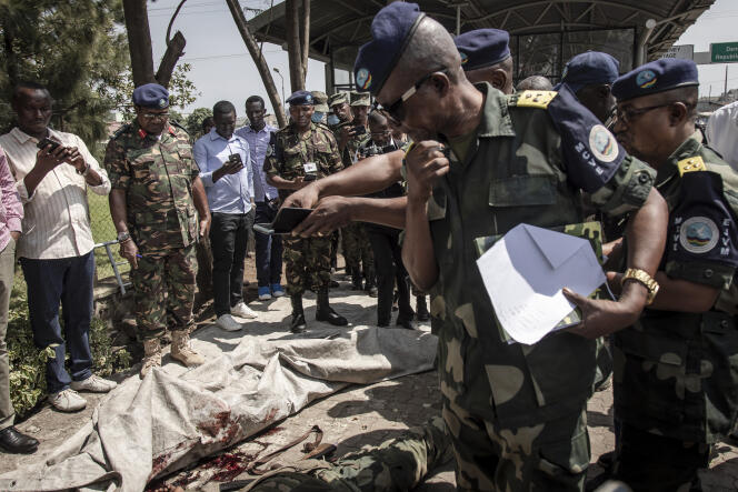 Identification d’un soldat congolais tué lors d’affrontements avec des militaires rwandais avant son rapatriement à Goma, dans l’est de la République démocratique du Congo (RDC), le 17 juin 2022. 