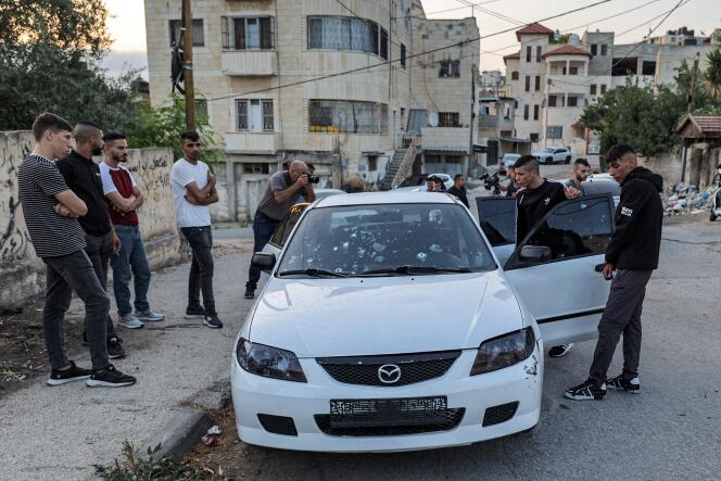 Des Palestiniens inspectent la voiture dans laquelle les trois hommes ont été tués à Jénine par les forces israéliennes, vendredi 17 juin 2022.