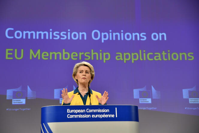 La jefa ejecutiva de la UE, Ursula von der Leyen, en una conferencia de prensa anunciando la recomendación de la Comisión Europea sobre otorgar el estatus de candidato a la UE a Ucrania, en Bruselas el 17 de junio de 2022.