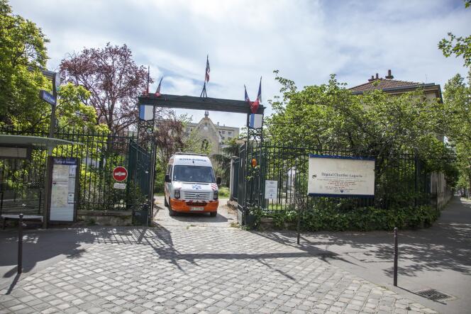 Une ambulance sort de l’hôpital Chardon-Lagache, dans le 16e arrondissement de Paris, le 4 mai 2020. 