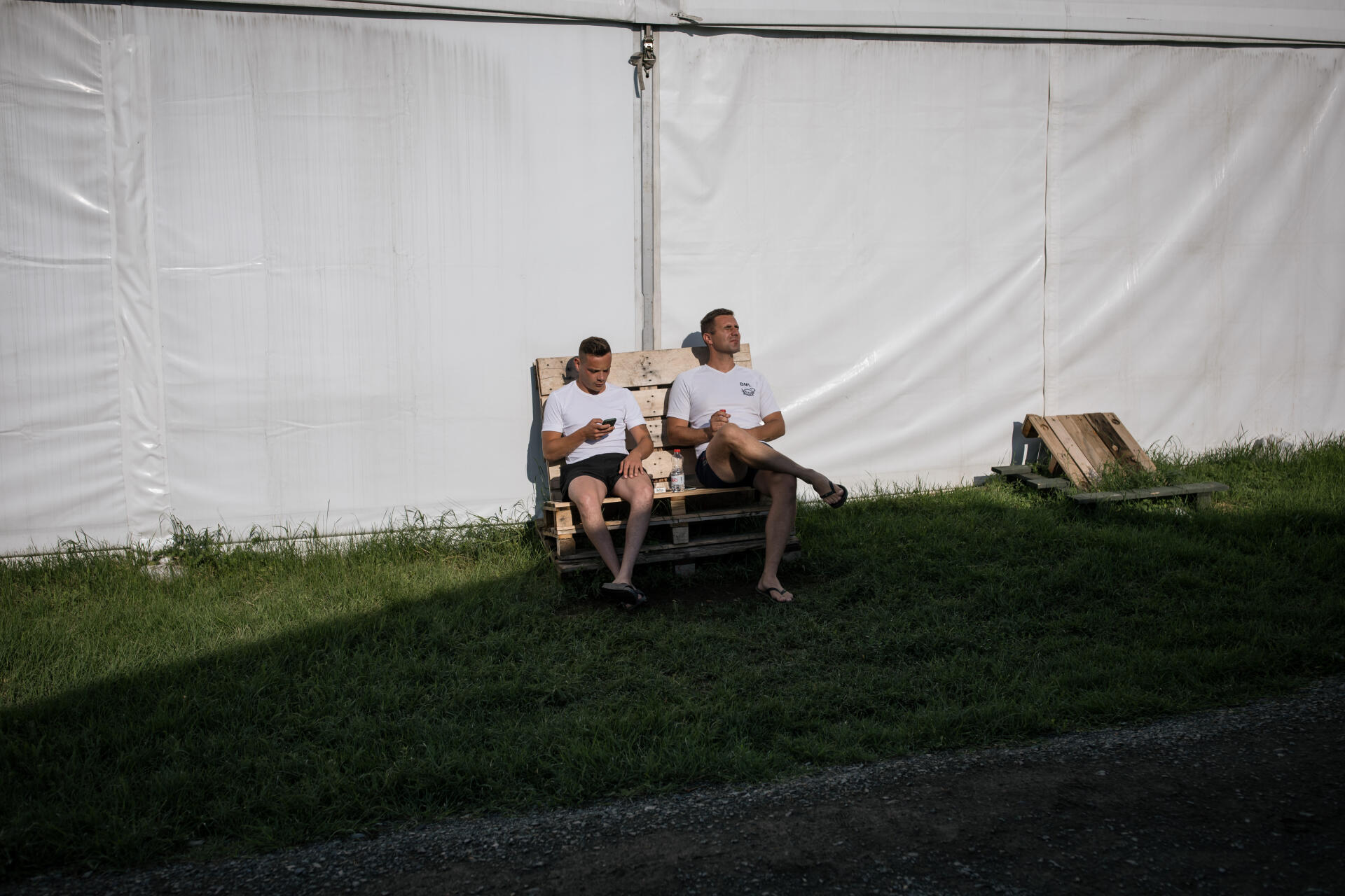 Deux militaires se reposent au soleil au sein du camp militaire français, le 14 juin 2022.