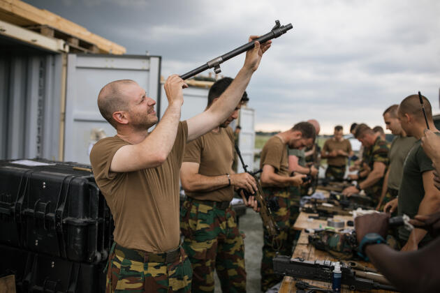 Des soldats belges en train de nettoyer leurs armes sur la base militaire de l’OTAN en Roumanie, le 14 juin 2022.