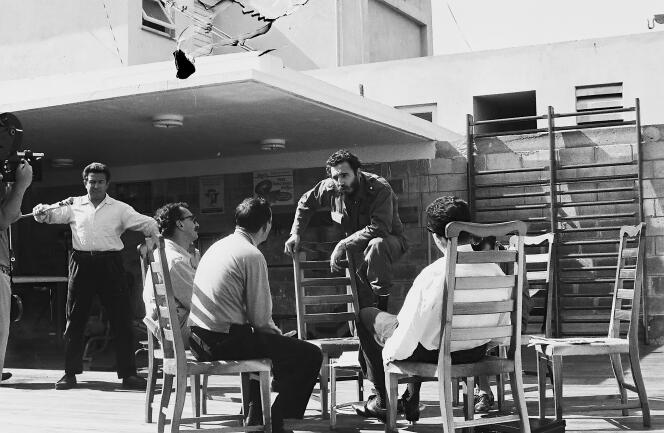 Gianggiacomo Feltrinelli (seduto a sinistra) e Fidel Castro (al centro), Cuba, 1963.