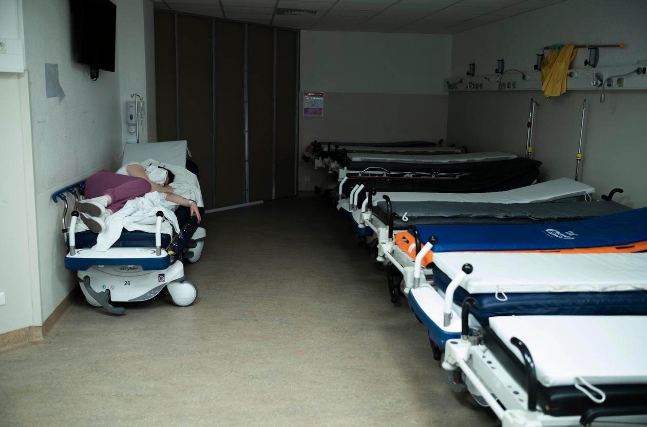 Une patiente reçue en début d’après-midi pour une forte fièvre, aux urgences de la Dracénie, à Draguignan (Var), le 8 juin 2022.