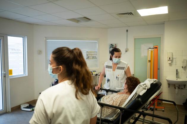 Caroline Michel, infirmière du SMUR, et Mélanie Gérard, infirmière d’accueil et d’orientation, examinent une patiente, aux urgences de la Dracénie, à Draguignan (Var), le 8 juin 2022.