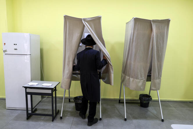 Un Français entre dans l’isoloir, lors du second tour de l’élection présidentielle française, dans un bureau de vote à Jérusalem, le 24 avril 2022.
