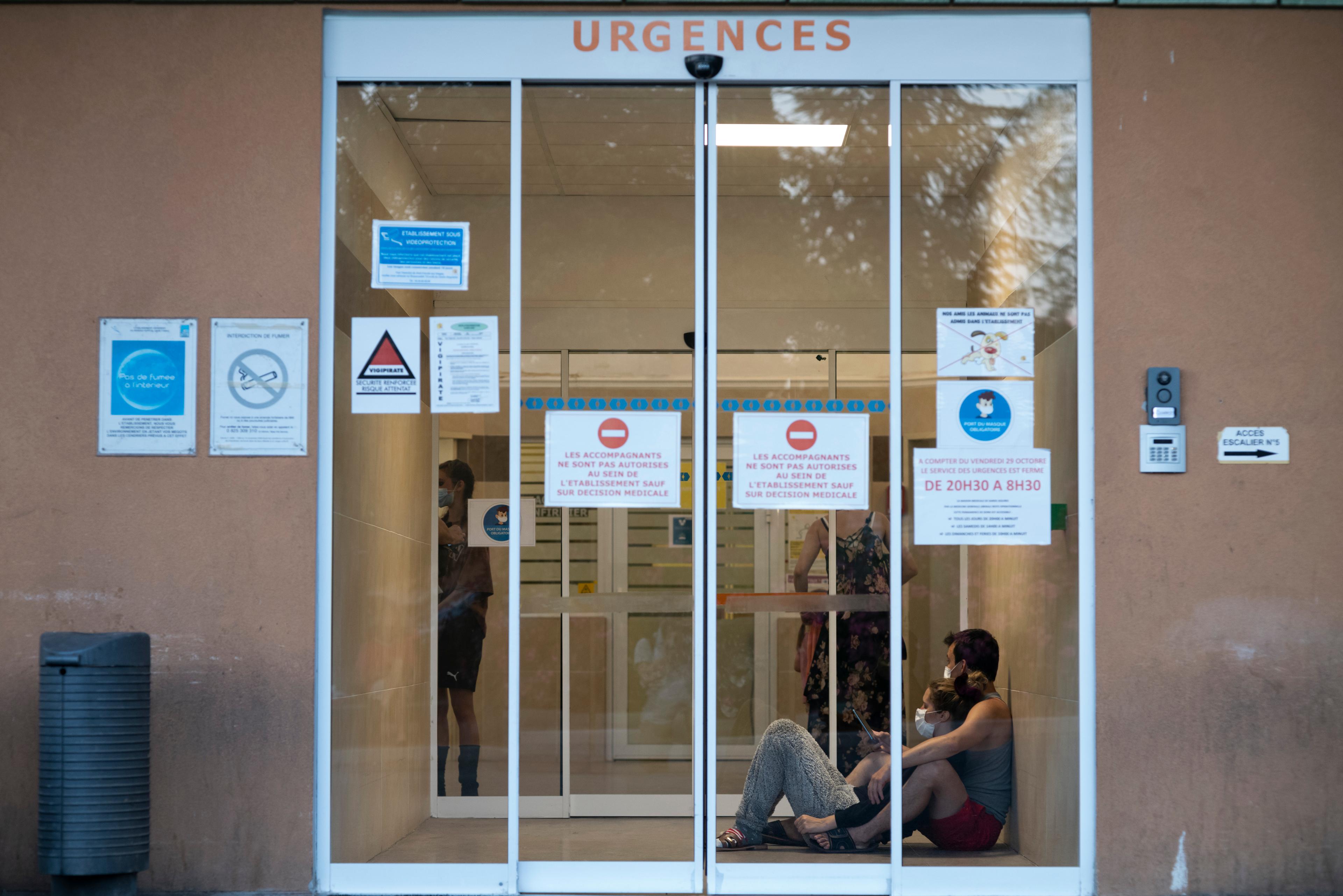 Océane et Kevin font partie des dernières personnes acceptées aux urgences, en cette fin d’après-midi, et attendent leur prise en charge à l’hôpital de la Dracénie, à Draguignan (Var), le 8 juin 2022.