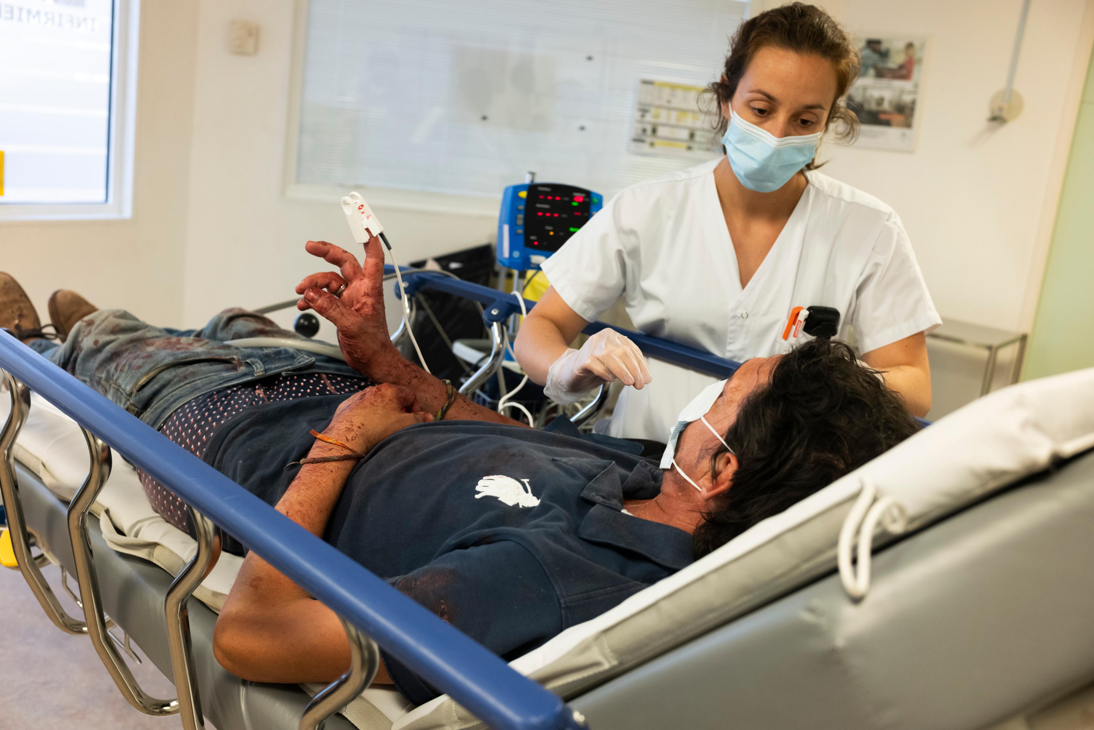 Mélanie Gérard, infirmière chargée de la prise en charge des urgences, pose un premier diagnostic sur un patient avant de l’orienter vers un médecin, aux urgences de la Dracénie, à Draguignan (Var), le 8 juin 2022.