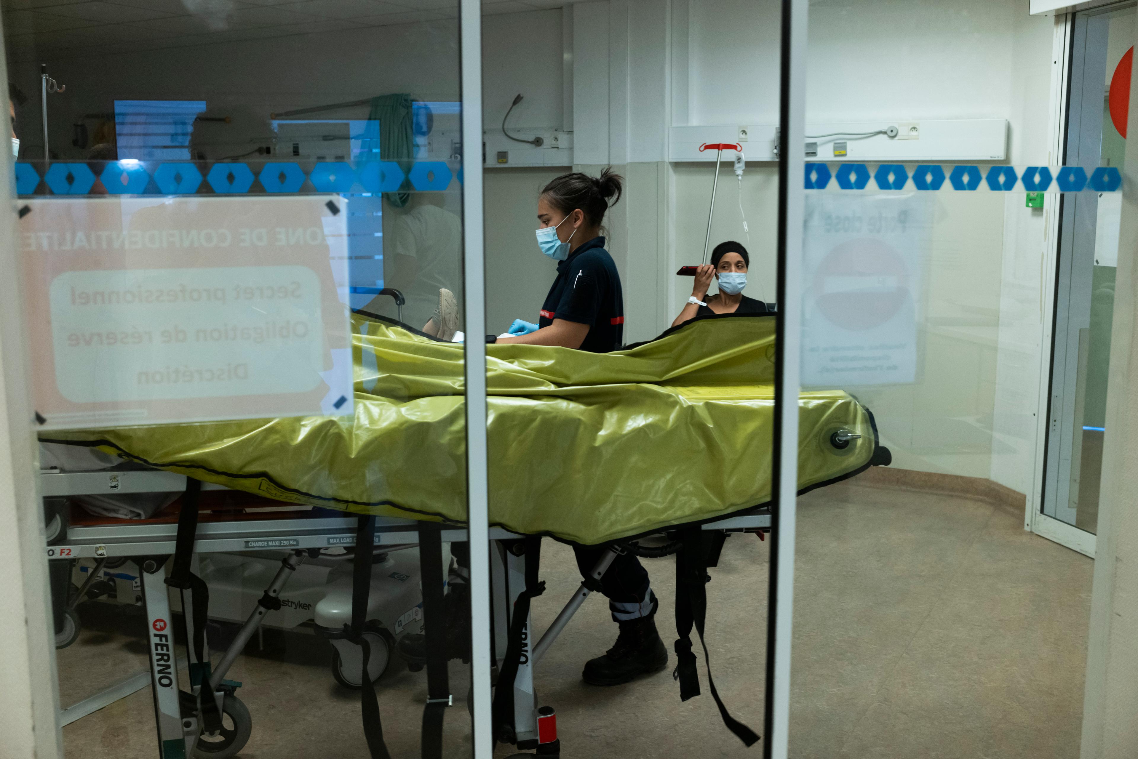 Les pompiers amènent une des dernières patientes de la journée, une femme de 99 ans qui a fait une chute, aux urgences de la Dracénie, à Draguignan (Var), le 8 juin 2022.