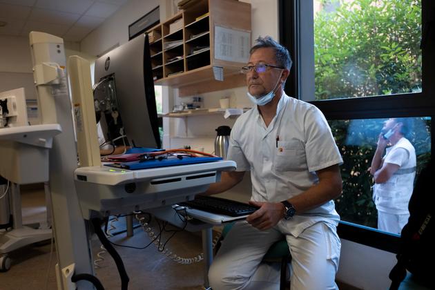 Ariel Uzkuras, médecin à l’hôpital de la Dracénie depuis vingt-six ans, ici, au service des urgences, à Draguignan (Var), le 8 juin 2022.