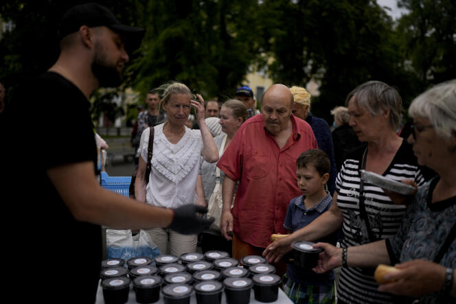 Distribution d’aide alimentaire devant une église à Kiev, le 17 juin.