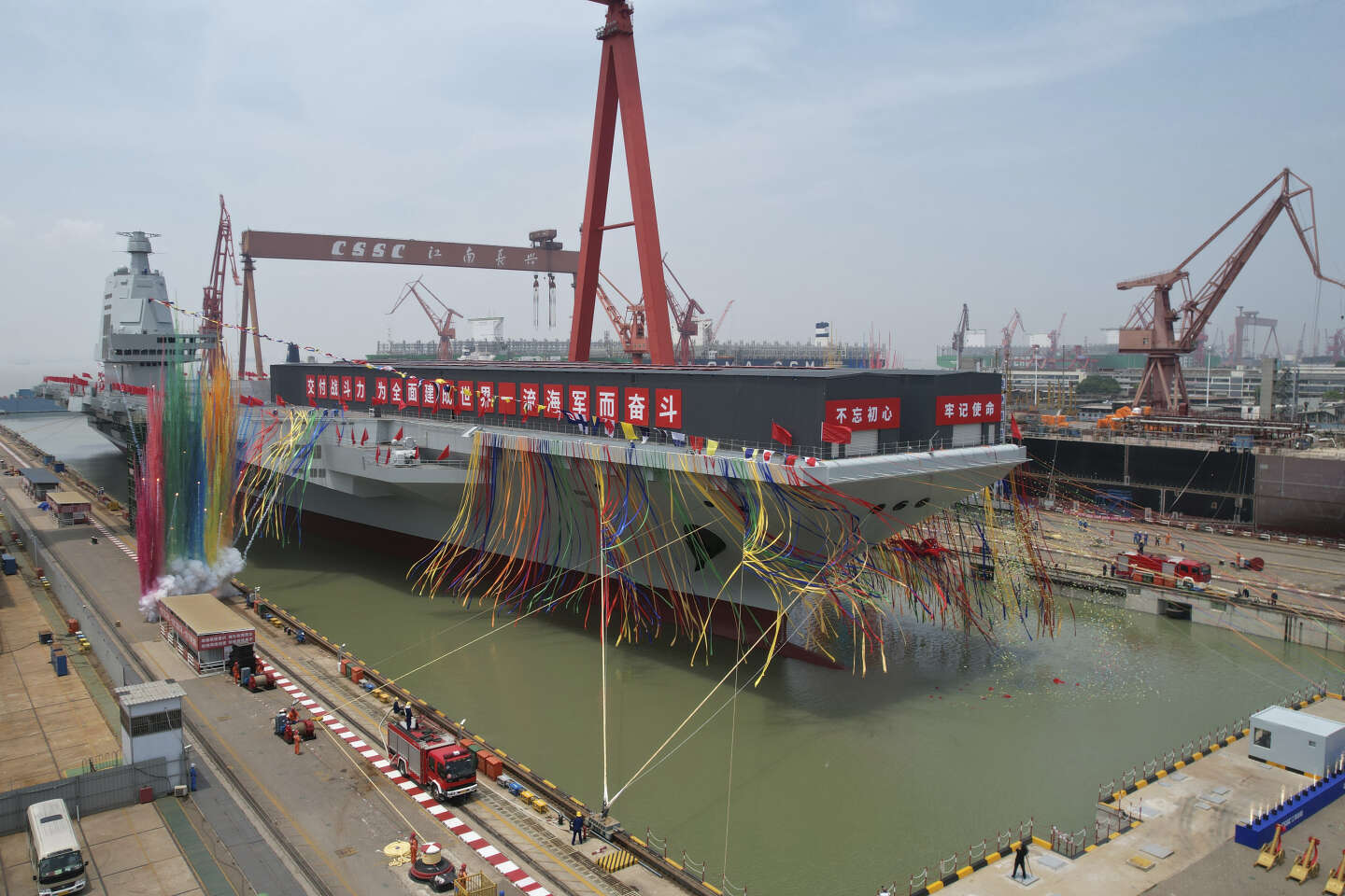 China lanza Fujian, su tercer portaaviones