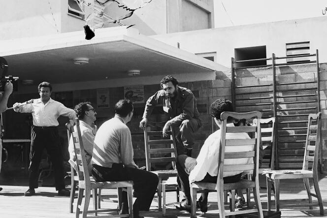 Giangiacomo Feltrinelli (assis à gauche) et Fidel Castro (au centre), à Cuba, en 1963.