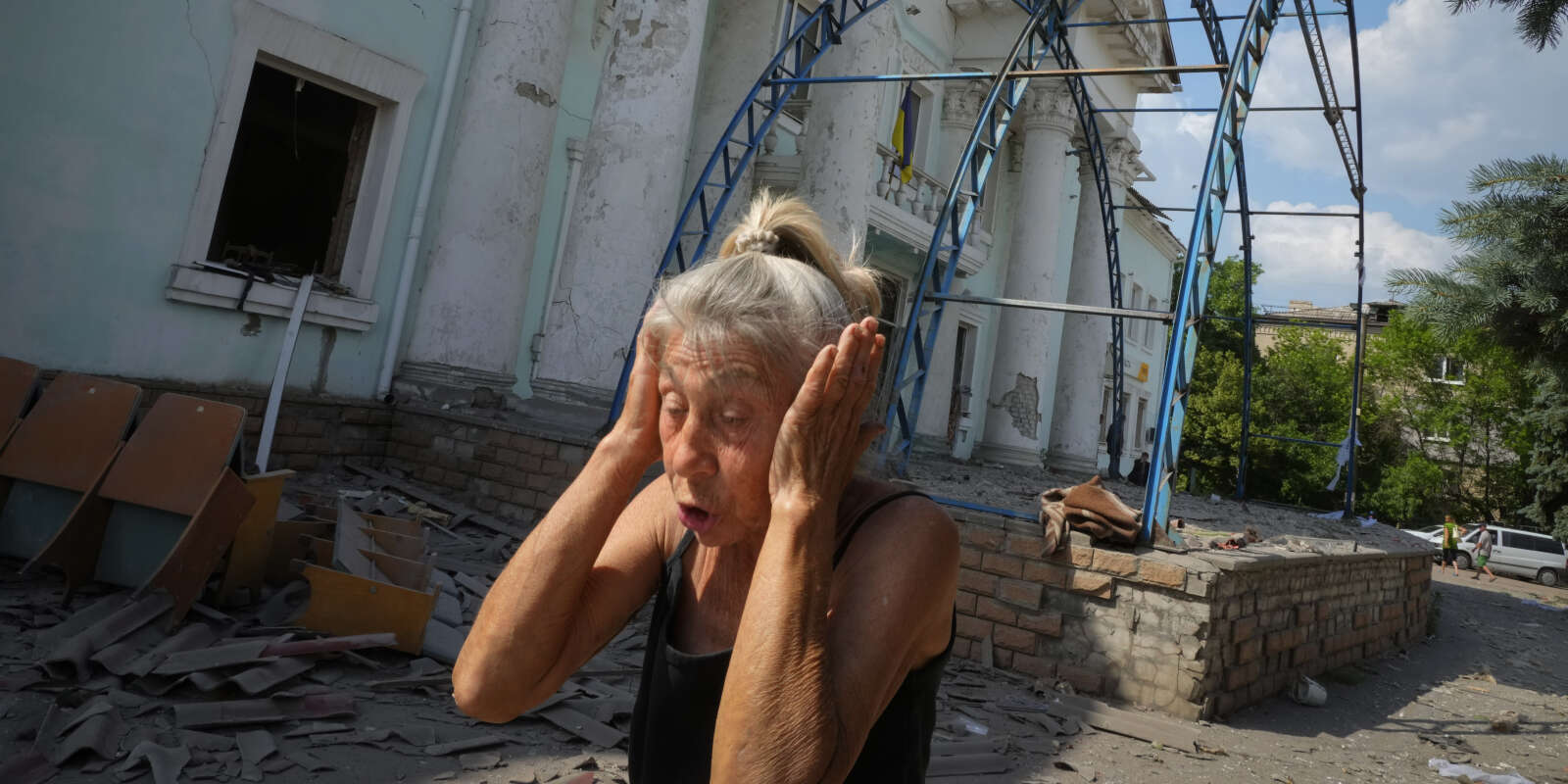 Une femme se couvre les oreilles en réaction à un raid aérien russe à Lyssytchansk, dans la région de Louhansk, en Ukraine, le 16 juin 2022.