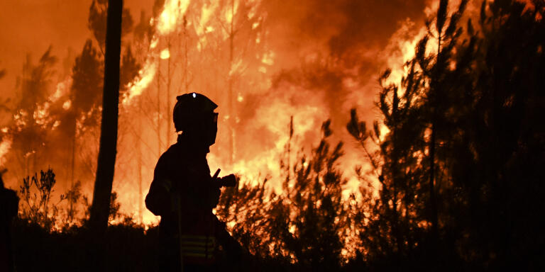 A firefighter tackles a wildfire at Vale de Abelha village in Macau, on August 16, 2017. (Photo by PATRICIA DE MELO MOREIRA / AFP)