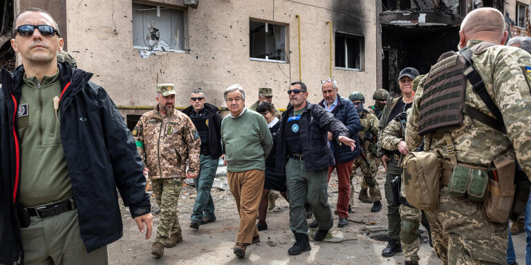 IRPIN, UKRAINE - APRIL 28: United Nations Secretary-General Antonio Guterres visits the war damaged Irpinsky Lipky residential complex on April 28, 2022 in Irpin, Ukraine. Under protection from Ukrainian troops, the secretary general visited several towns around Kyiv heavily damaged by Russian forces in their failed bid to take Kyiv. (Photo by John Moore/Getty Images) (Photo by JOHN MOORE / GETTY IMAGES EUROPE / Getty Images via AFP)