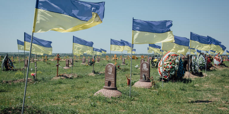 Des drapeaux ukrainiens flottent au vent dans le cimetière militaire Krasnopilske. Dnipro le 12 juin 2022.