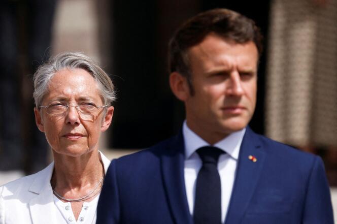 Emmanuel Macron et Elisabeth Borne, lors de la cérémonie commémorant l’appel du 18-Juin, au mémorial du Mont-Valérien, à Suresnes (Hauts-de-Seine), le 18 juin 2022.