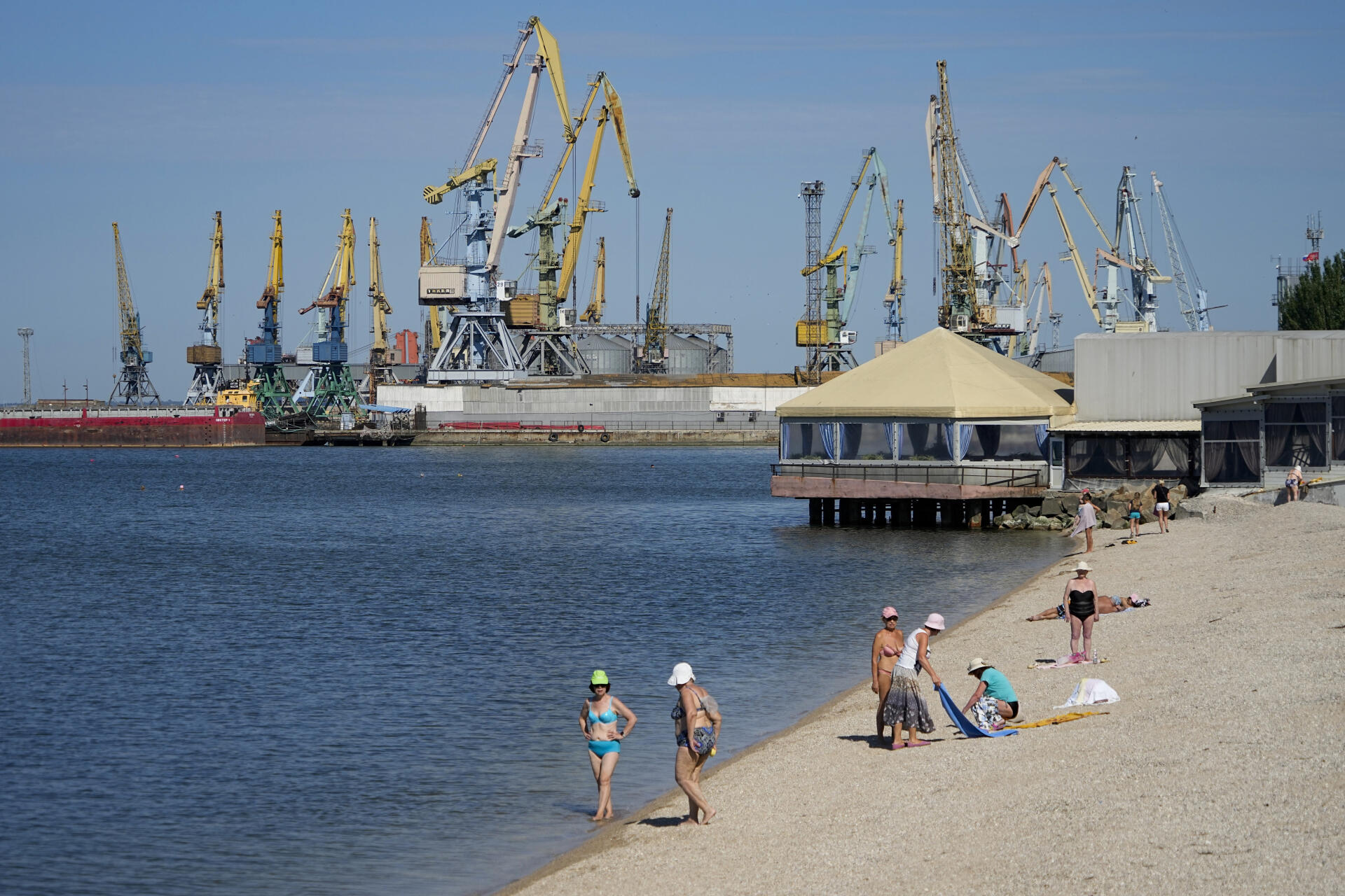 Des habitants se détendent sur une plage de Berdiansk, ville du sud-est de l’Ukraine contrôlée par les Russes, le 14 juin 2022. Cette photo a été prise lors d’un voyage organisé par le ministère russe de la défense. 