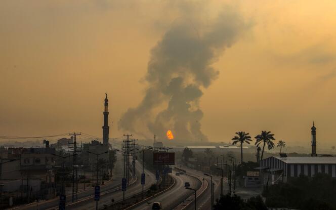 Un incendie a fait suite à des frappes aériennes israéliennes sur des positions du mouvement palestinien Hamas dans la bande de Gaza, le 18 juin 2022.
