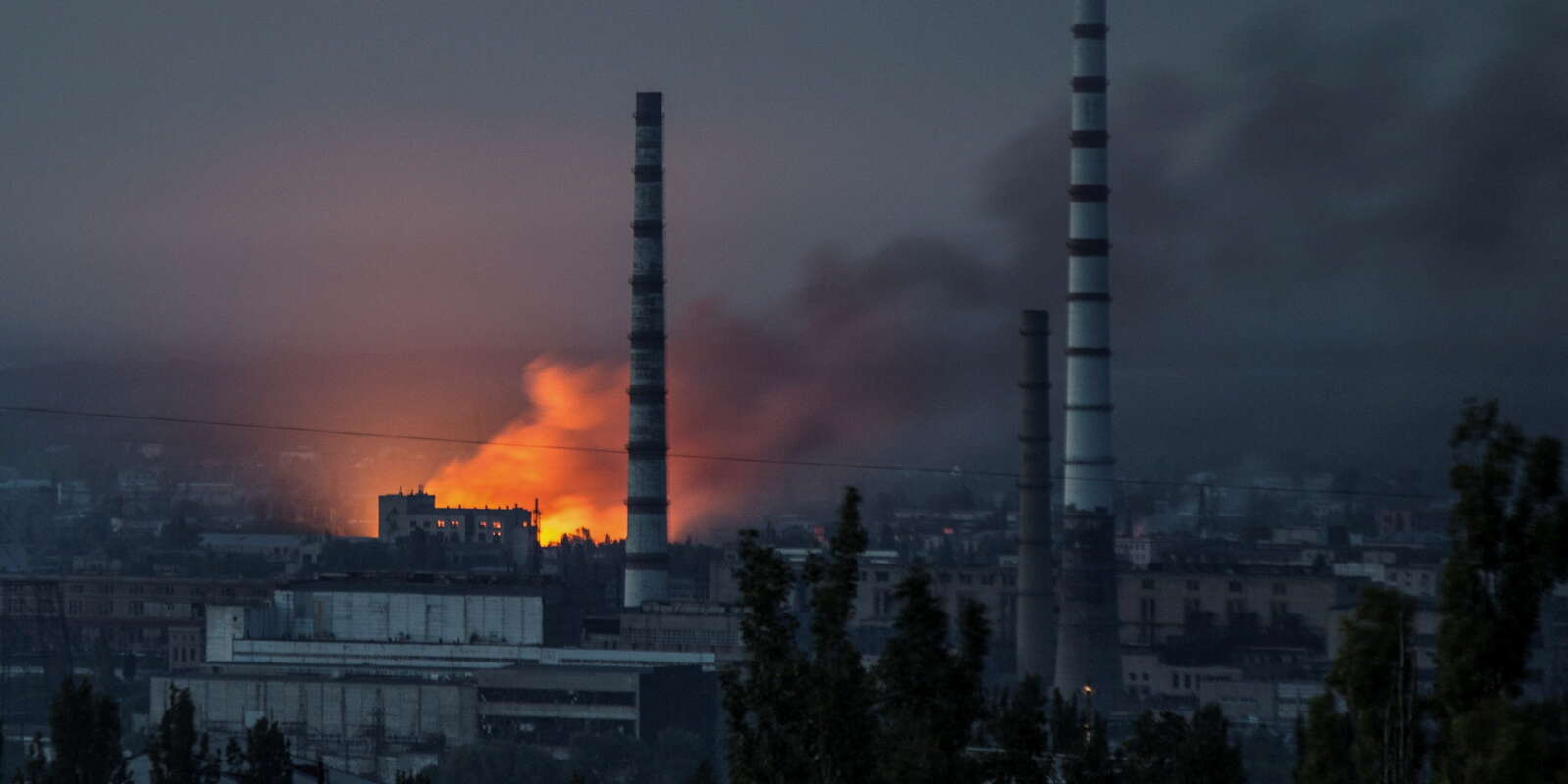 Des flammes et de la fumée s’élèvent dans le ciel après une frappe militaire sur le complexe de l’usine chimique Azot de Sievierodonetsk, dans la région de Louhansk en Ukraine, le 18 juin 2022. 