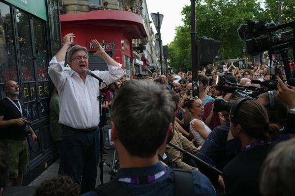 Jean-Luc Mélenchon prononce un discours devant ses sympathisants, le 19 juin 2022, devant la salle de spectacle de l’Élysée Montmartre à Paris lors la soirée du 2e tour des élections législatives organisée par la NUPES.