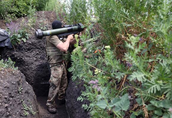 Un militaire ukrainien tient une position dans une tranchée sur la ligne de front près d’Avdiïvka, le 18 juin 2022.
