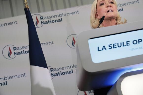Marine Le Pen prononce un discours après sa victoire au 2e tour des élections législatives dans la 11e circonscription du Pas-de-Calais, à Hénin-Beaumont, le 19 juin 2022.