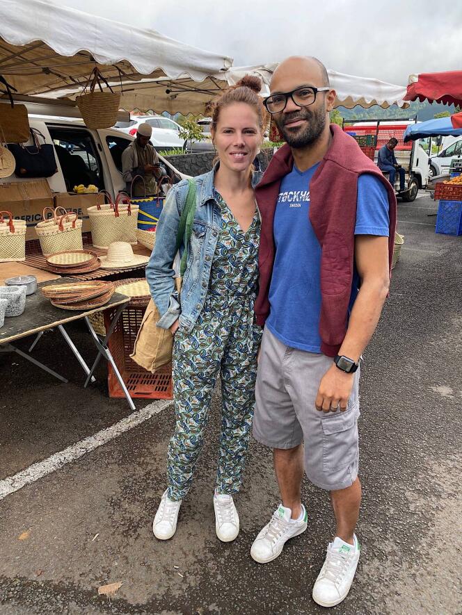 Chrystal, 33 ans, et Ange, 39 ans, au marché de La Plaine-des-Palmistes, à la Réunion, le 19 juin 2022.