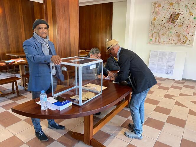 Johnny Payet, maire de La Plaine-des-Palmistes, tient un bureau de vote à La Réunion, le 19 juin 2022.