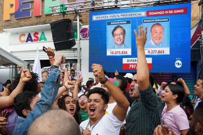 Los partidarios del candidato de izquierda Gustavo Petro celebran su elección como presidente colombiano el 19 de junio de 2022 en Cali.