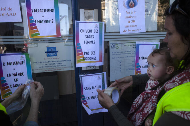 Durante una manifestación en defensa de la maternidad de Nevers, frente a la agencia regional de salud de Nevers, 15 de abril de 2022.