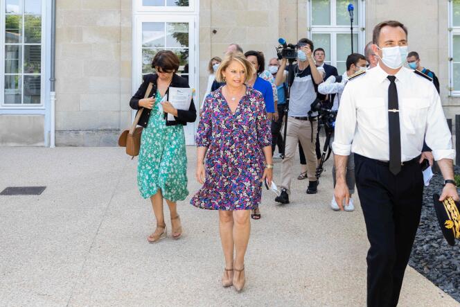 La ministre de la santé et de la prévention, Brigitte Bourguignon, rend visite à une maison de soins « La Grand’ Maison des Sacres-Cœurs », à Poitiers, en pleine canicule, le 17 juin 2022.