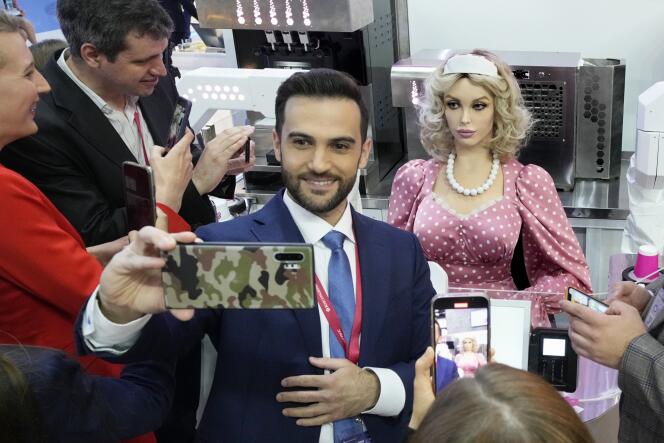 Pause selfies avec Douniacha, un robot créé par l’entreprise russe Promobot, au Forum économique international de Saint-Pétersbourg (Russie), le 16 juin 2022. 
