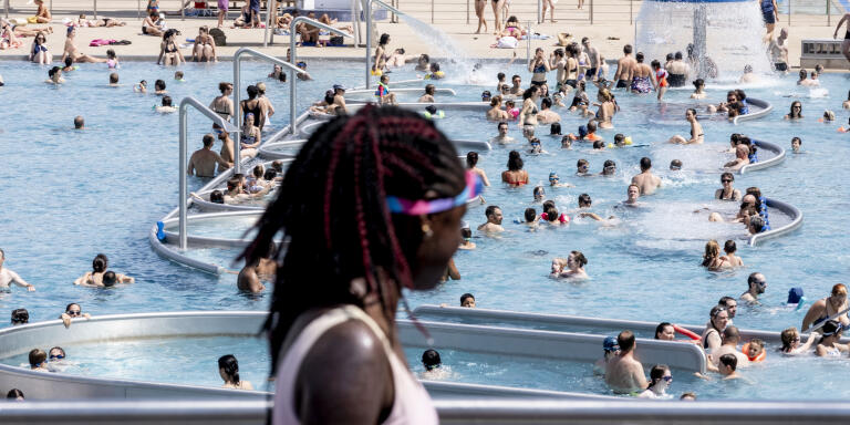 Lyon le 19 juin 2022.
2e tour des élections législatives.
Environ 1300 personnes se baignent dans le centre nautique Tony Bertrand plus connu sous le nom de piscine du Rhône dans le centre ville de Lyon.