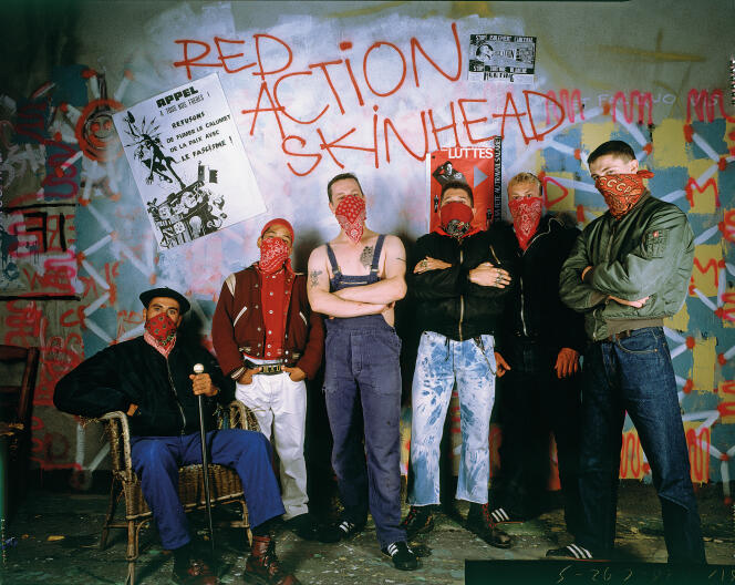 En 1988, des skins et des punks se regroupent et forment un groupe de redskins, chasseurs de skinheads nazis.