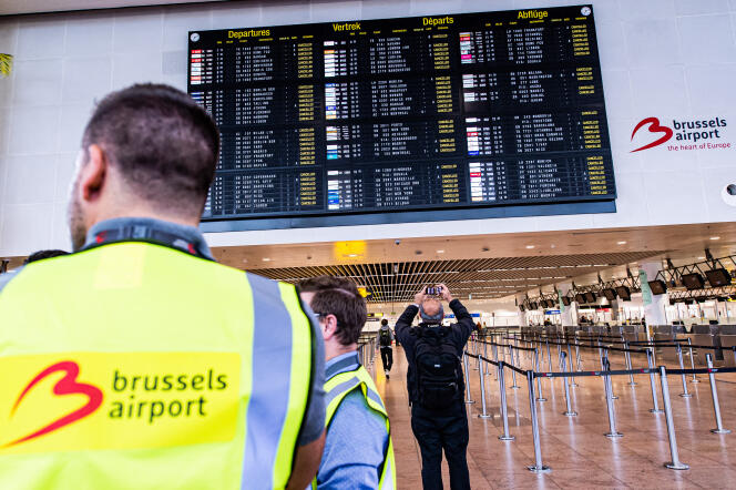 Un tableau des départs affichant tous les vols annulés à l’aéroport international de Bruxelles, à Zaventem, lundi 20 juin 2022.