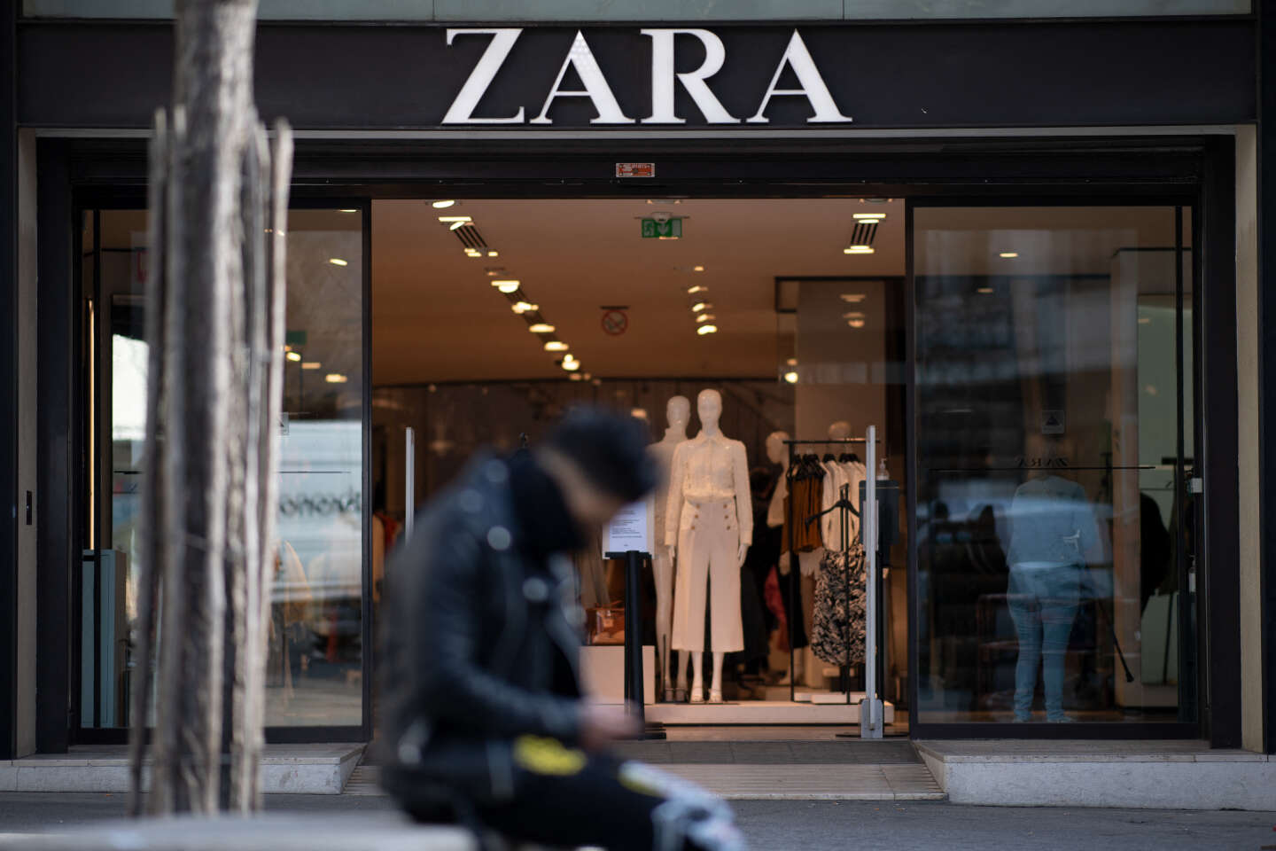 A rebours de ses concurrents, Zara agrandit ses magasins en France