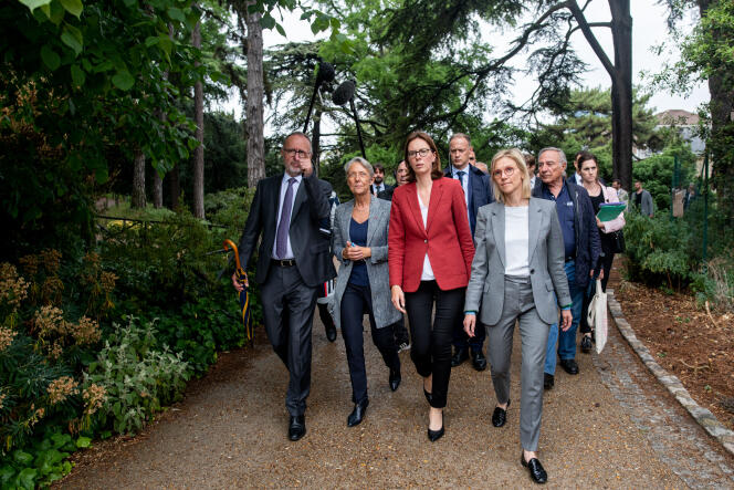 Prime Minister Elisabeth Borne, accompanied by Amélie de Montchalin, then the environment minister, and Energy Minister Agnès Pannier-Runacher, during a visit to the National Museum of Natural History in Paris on May 23, 2022.