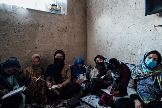 Des filles assistent à une classe dans une école secrète, à Kaboul, en novembre 2021.